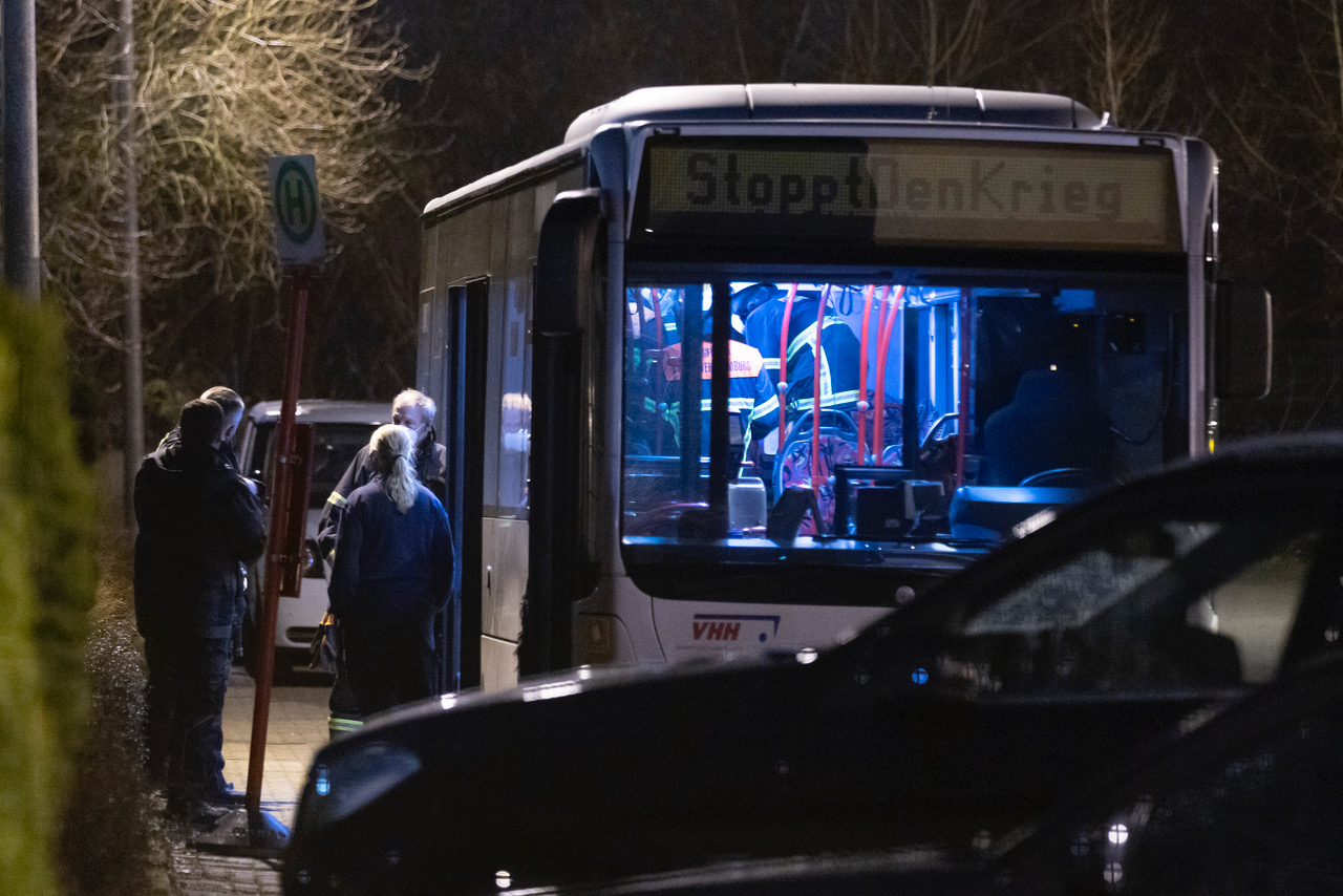 Am Depot Oldenfelder Bogen untersuchten Einsatzkräfte der Feuerwehr und Polizei einen der betroffenen Busse.