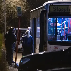Am Depot Oldenfelder Bogen untersuchten Einsatzkräfte der Feuerwehr und Polizei einen der betroffenen Busse.
