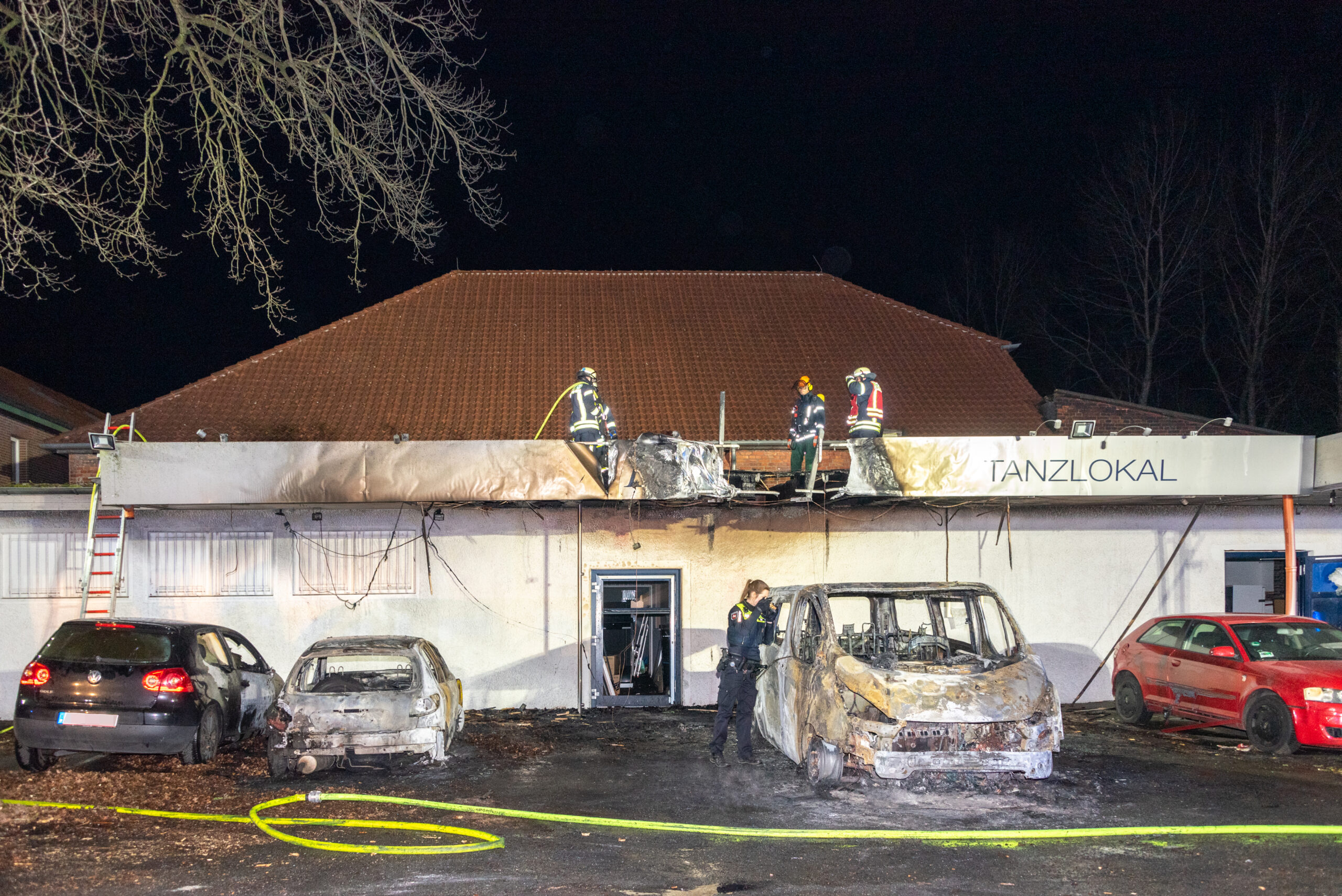 Vier Fahrzeuge und eine leere Disko sind in der Nacht zum Montag in Soltau in Brand geraten.