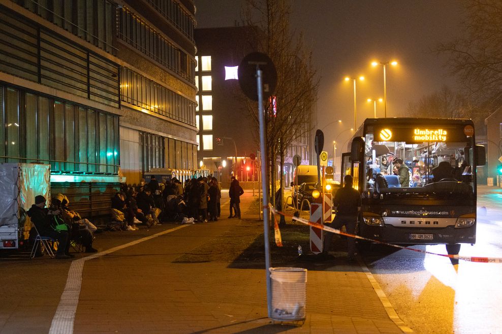 Nachdem das Zelt vor dem Amt für Migration in der Hammer Straße geschlossen wurde, verbrachten viele Geflüchtete die Nacht auf dem Bürgersteig.