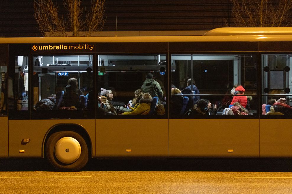 Geflüchtete übernachten im Bus.