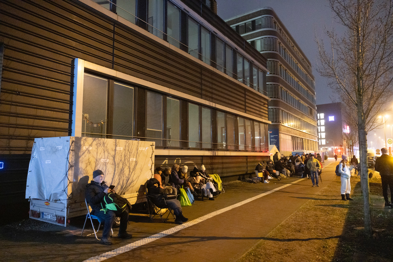 Geflüchtete warten in der Nacht vor dem Amt für Migration in der Hammer Straße.