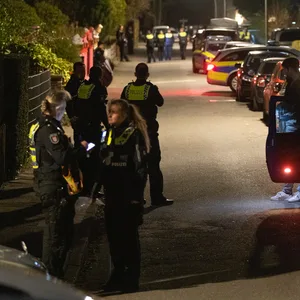 Mit bewaffneten Beamten, Suchhunden und Polizeihubschrauber fahndete die Polizei nach dem Flüchtigen Karl L.