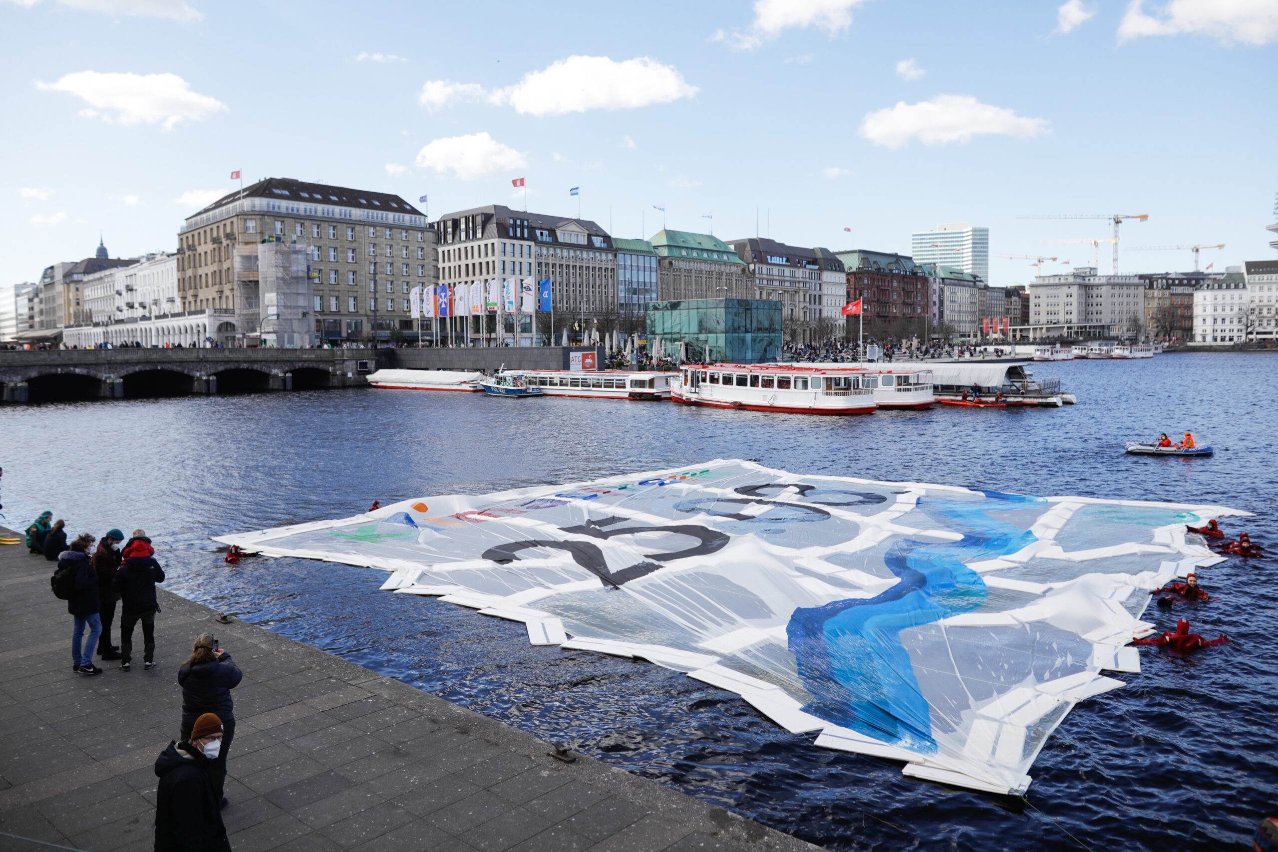 Klimaaktivisten rollten ein riesiges Banner auf der Alster in Hamburg ab.