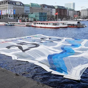 Klimaaktivisten rollten ein riesiges Banner auf der Alster in Hamburg ab.