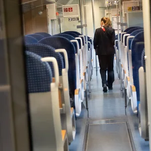 Die Bahn-Verbindung zwischen Hamburg und Kiel wird modernisiert – ab 2027 sollen hier Elektrozüge des Anbieters NAH.SH fahren. (Symbolbild)