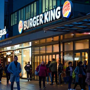 Passanten gehen an einer Burger King-Filiale vorbei (Symbolbild).