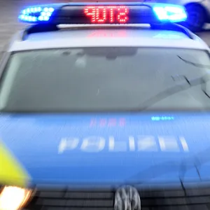 Die Leuchtschrift «Stop» ist auf dem Dach eines Streifenwagens der Polizei zu sehen.