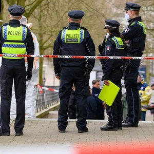Polizisten sichern im März den Tatort auf der Michel-Wiese, wo der 62-Jährige starb. (Archivbilder)
