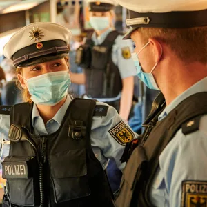Hitlergruß im Zug - Festnahme am Hamburger Hauptbahnhof