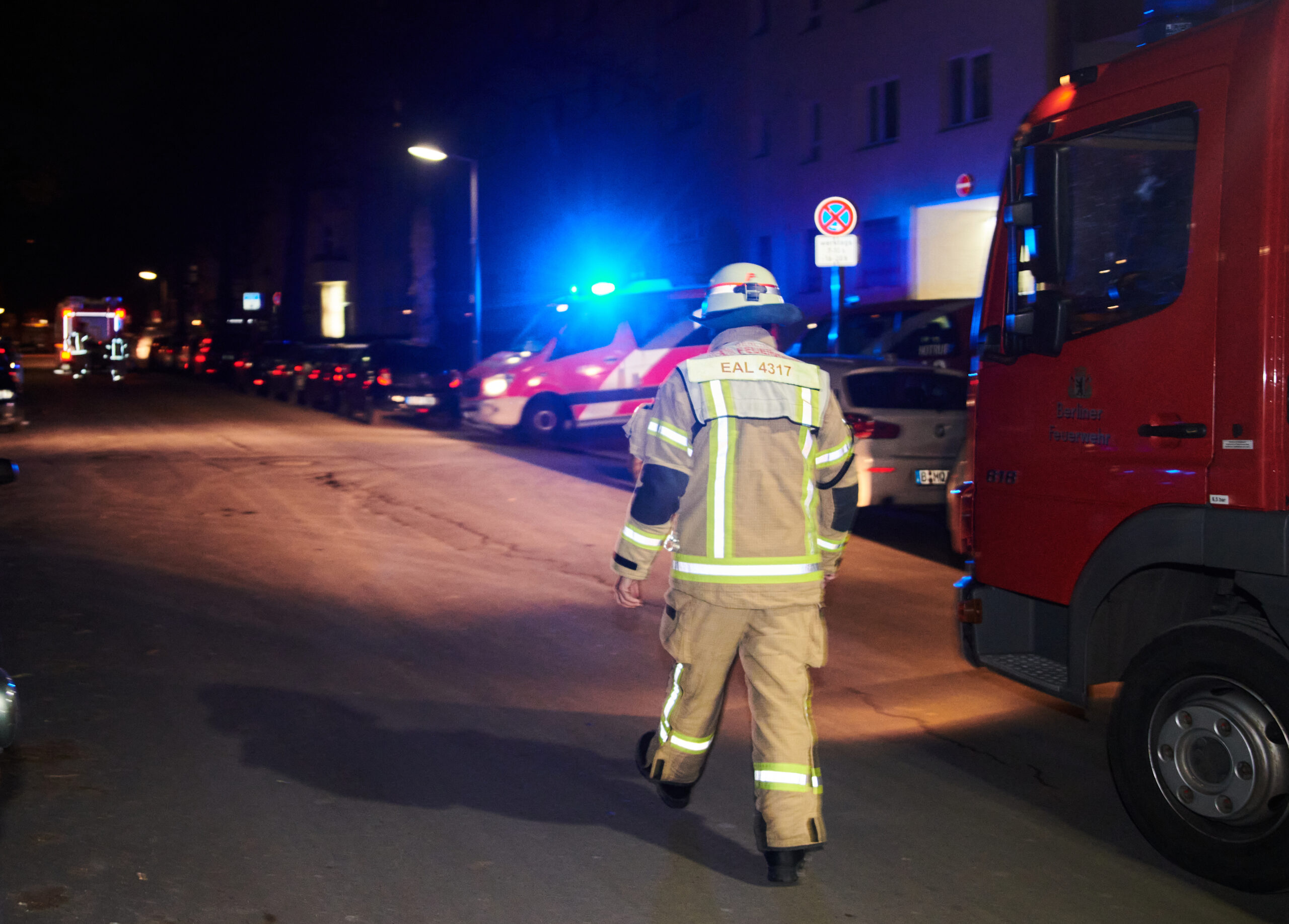 Ein Feuerwehrmann bei einem Einsatz. In Northeim hat am Donnerstagabend ein Mehrfamilienhaus gebrannt. (Symbolbild)