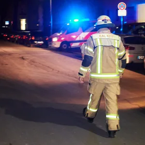 Ein Feuerwehrmann bei einem Einsatz. In Northeim hat am Donnerstagabend ein Mehrfamilienhaus gebrannt. (Symbolbild)