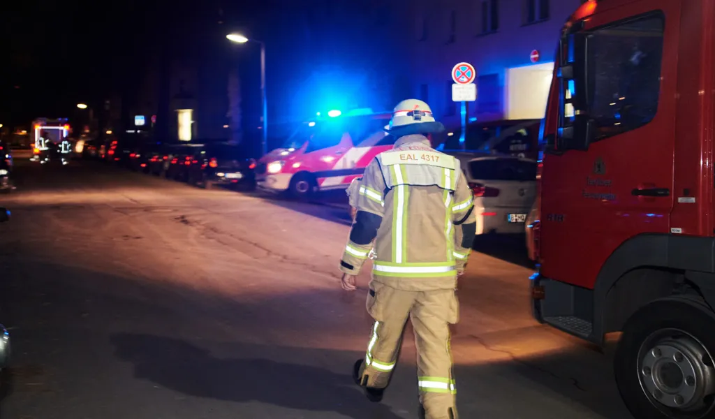 Ein Feuerwehrmann bei einem Einsatz. In Northeim hat am Donnerstagabend ein Mehrfamilienhaus gebrannt. (Symbolbild)