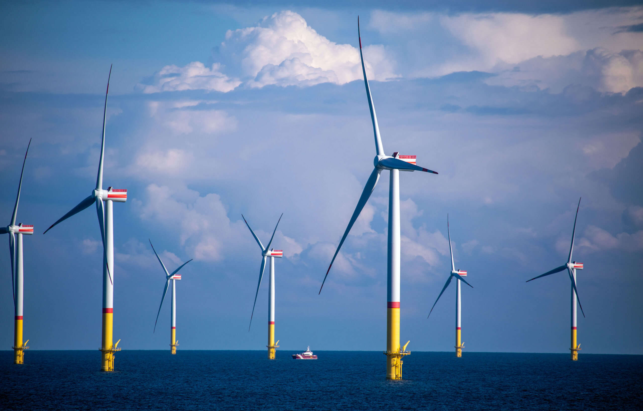 Windräder drehen sich in der Ostsee zwischen den Inseln Rügen und Bornholm in Dänemark. Künftig sollen Offshore-Windparks massiv ausgebaut werden.