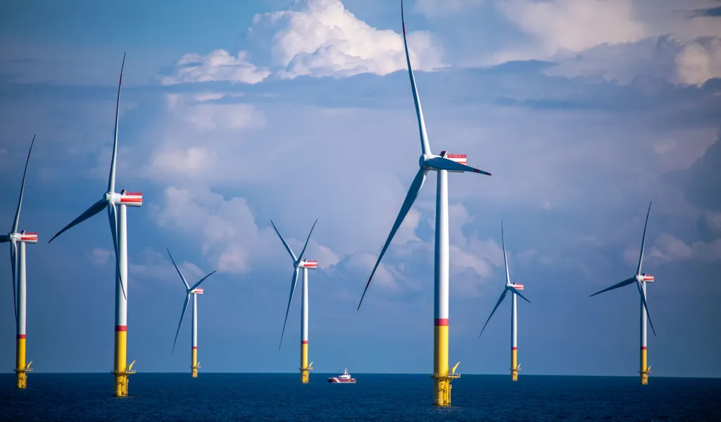 Windräder drehen sich in der Ostsee zwischen den Inseln Rügen und Bornholm in Dänemark. Künftig sollen Offshore-Windparks massiv ausgebaut werden.