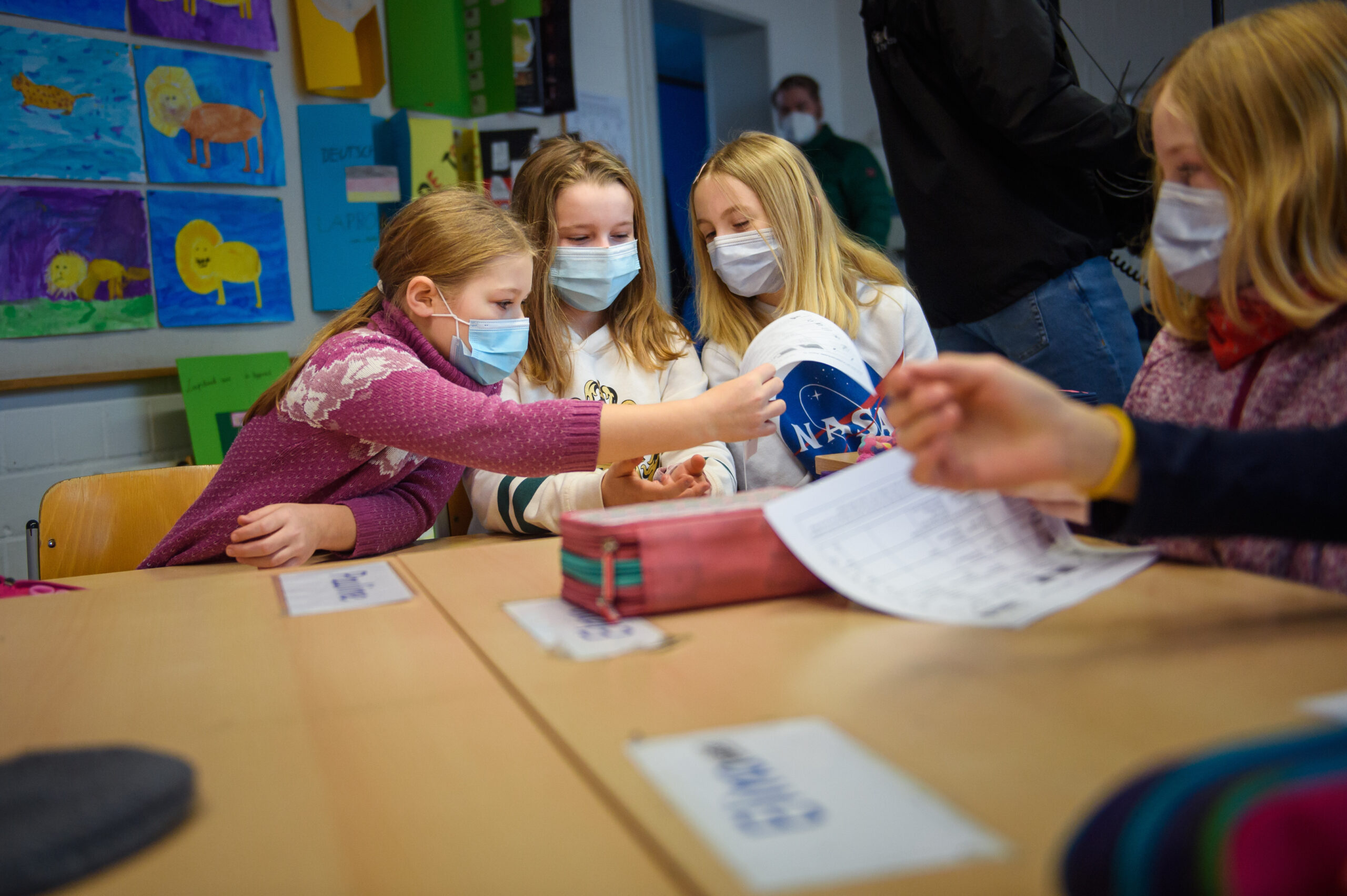 Ab Montag können Hamburgs Schülerinnen und Schüler die Maske am Platz abnehmen – sonst muss sie weiterhin getragen werden.