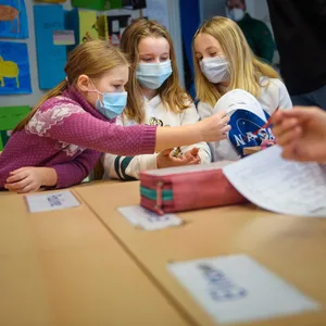 Ab Montag können Hamburgs Schülerinnen und Schüler die Maske am Platz abnehmen – sonst muss sie weiterhin getragen werden.