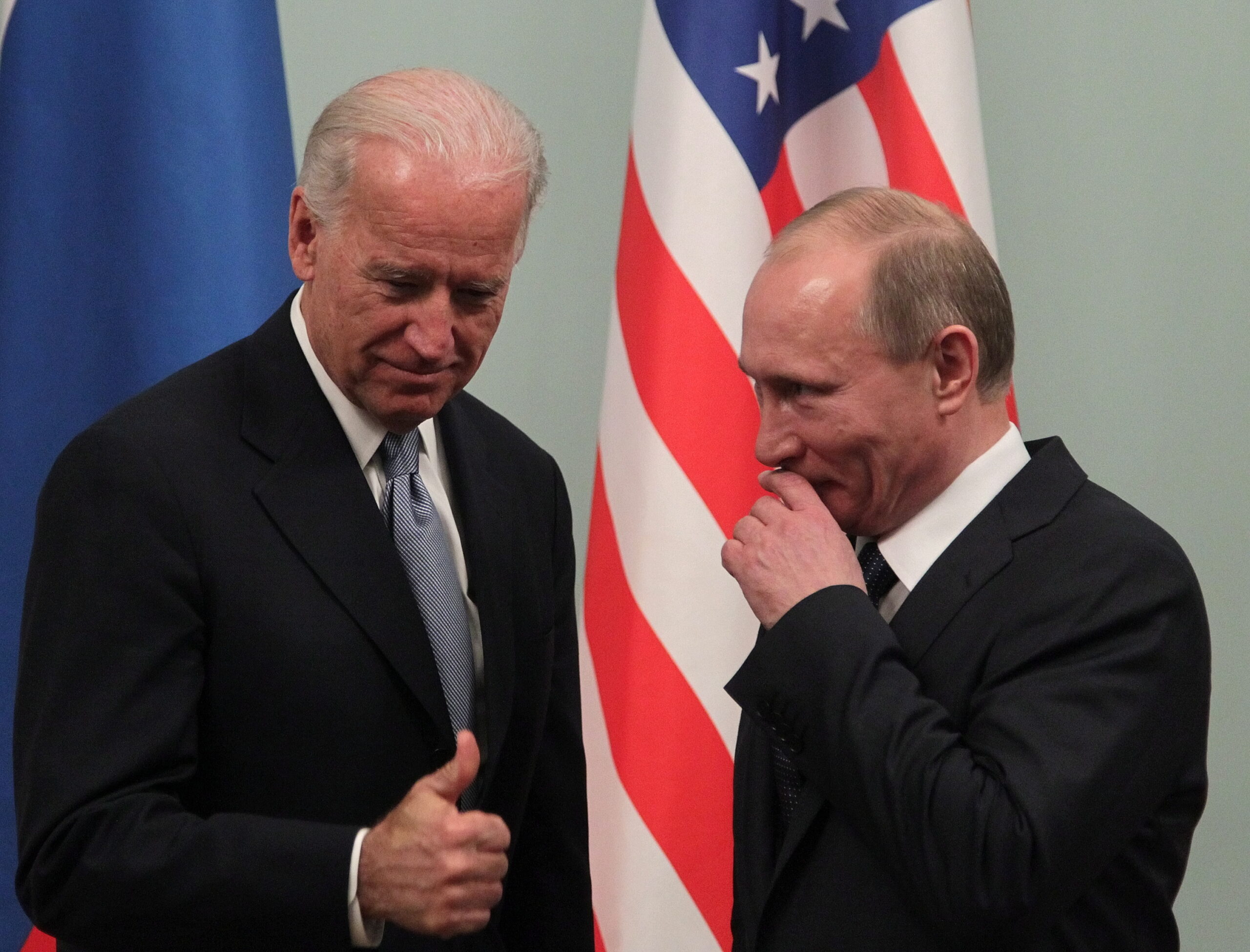 US-Präsident Joe Biden (l.) sieht Wladimir Putin mit dem Rücken zur Wand.