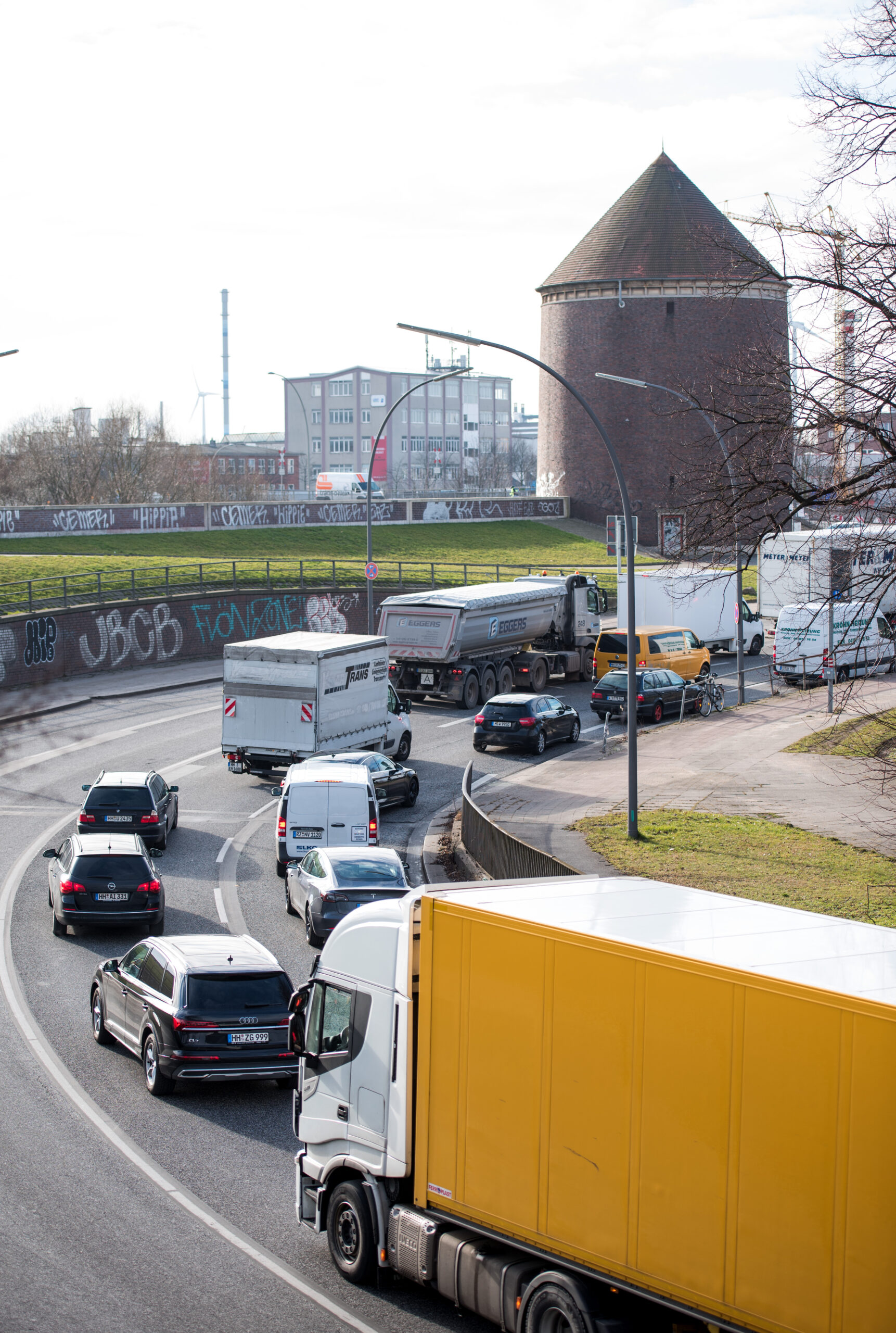 In Hamburg wollen am Samstag 200 Lkw-Fahrer gegen die hohen Spritpreise demonstrieren (Symbolbild).