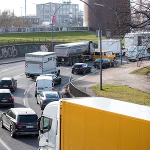 In Hamburg wollen am Samstag 200 Lkw-Fahrer gegen die hohen Spritpreise demonstrieren (Symbolbild).