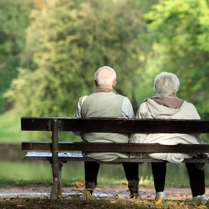 Die Bezüge der rund 21 Millionen Rentnerinnen und Rentner in Deutschland erhöhen sich zum 1. Juli kräftig. (Symbolbild)