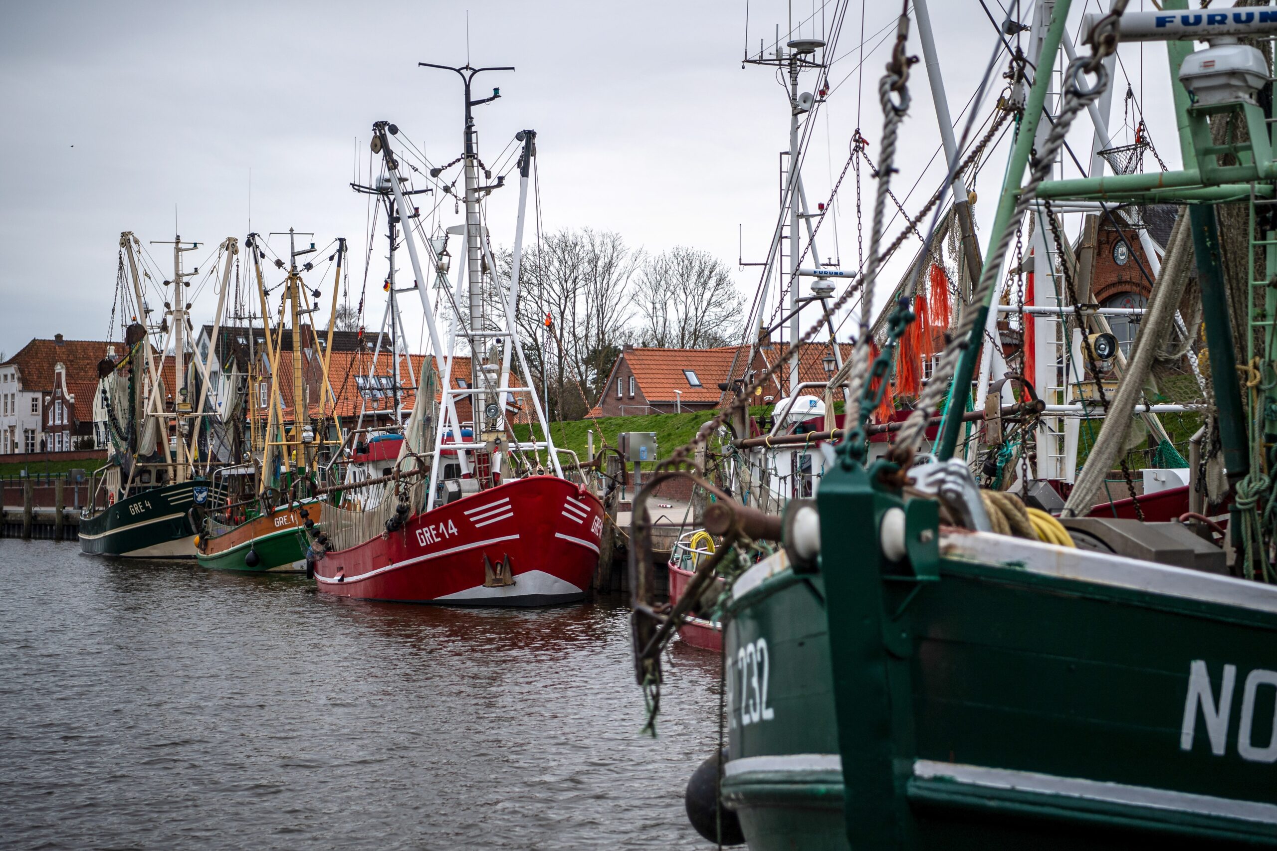 Krabbenkutter liegen im Hafen von Greetsiel. (Archivbild)