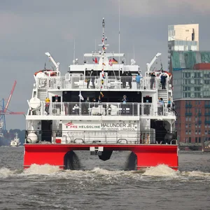 Katamaran „Halunder Jet“ vor dem Fischmarkt