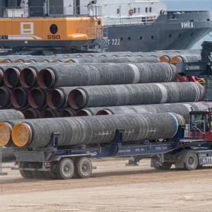 Rohre für die Ostsee-Gaspipeline Nord Stream 2 werden auf dem Gelände des Hafen Mukran auf ein Schiff verladen.