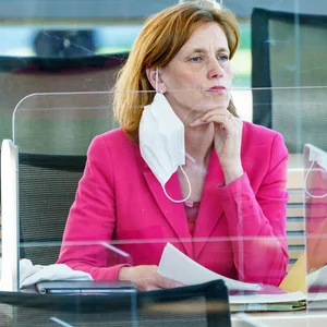 Karin Prien (CDU), Ministerin für Bildung, Wissenschaft und Kultur des Landes Schleswig-Holstein, bei der Landtagssitzung. Nun wurde die Schulpolitik der Jamaika-Koalition scharf angegriffen.