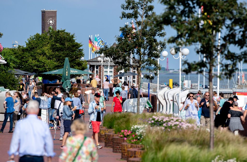 Südstrand-Promenade in Wilhelmshaven mit vielen Besuchern.