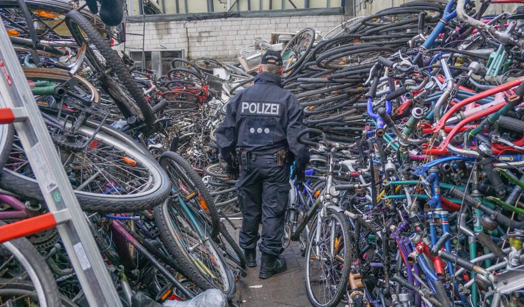 Polizei Hamburg - +++ Parkplätze exklusiv für Elektrofahrzeuge: Hinweis auf  wichtige Straßenschilder +++ Auf Grundlage des 2015 beschlossenen  Elektromobilitätsgesetzes dürfen seit dem 1. November 2015 Elektrofahrzeuge  in Hamburg an allen