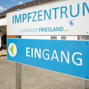 Die Angeklagte war im Impfzentrum des Landkreises Friesland in Schortens tätig. (Archivbild)