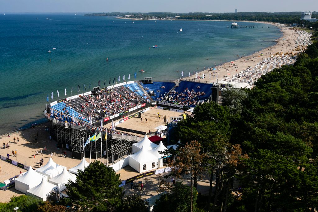 Beach-Volleyball-Arena am Timmendorfer Strand an der Ostsee.