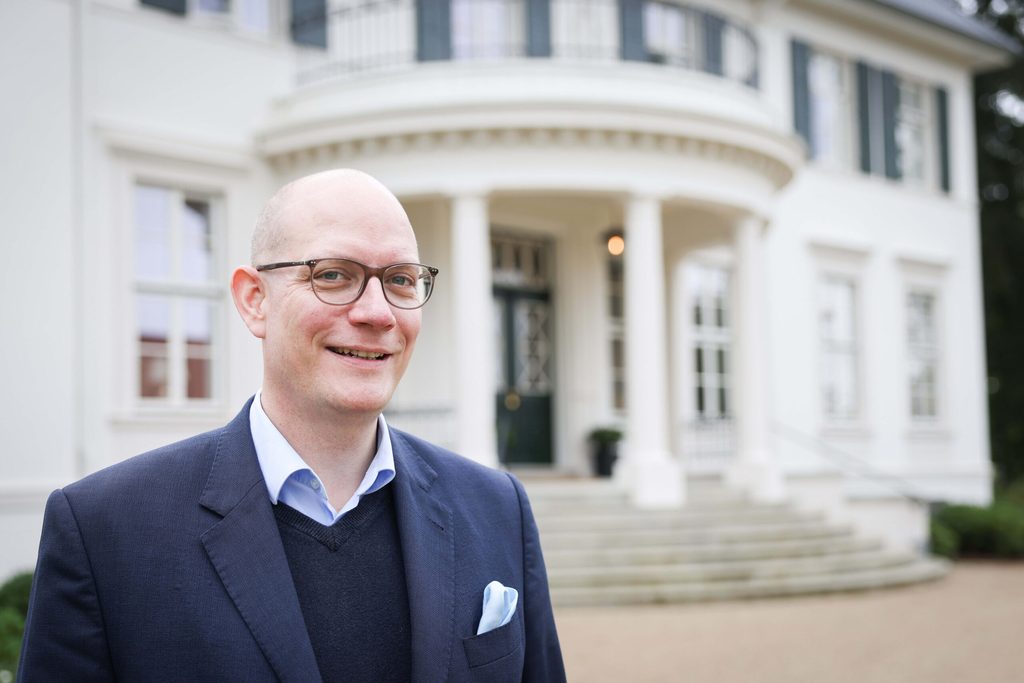 Thilo Mühl, Hoteldirektor Gut Immenhof, steht vor dem Eingang zum Herrenhaus.