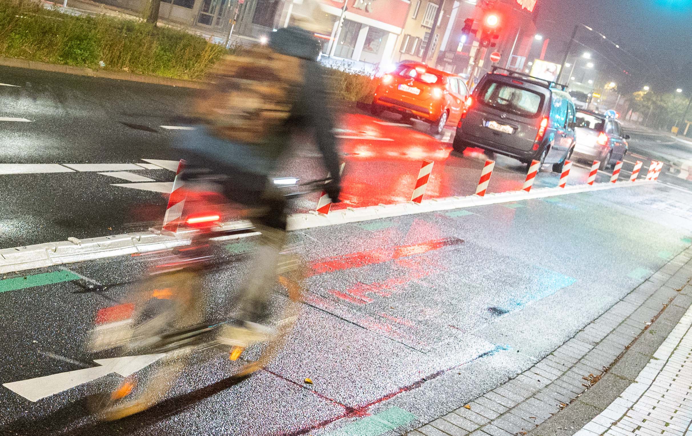 Radfahrer erfasst Mädchen in Rotherbaum und flüchtet