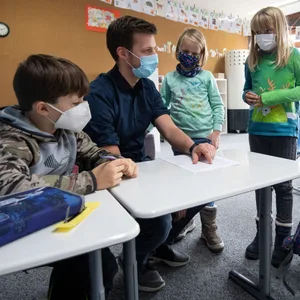 Lehrer Joschka Dusil und Schüler der Klassen 1, 2 und 4 der Liebenauschule bei einer Nachmittagsunterrichtseinheit