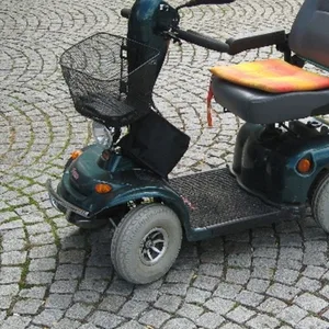 Ein Krankenfahrstuhl steht auf einem Platz bei Forchheim.