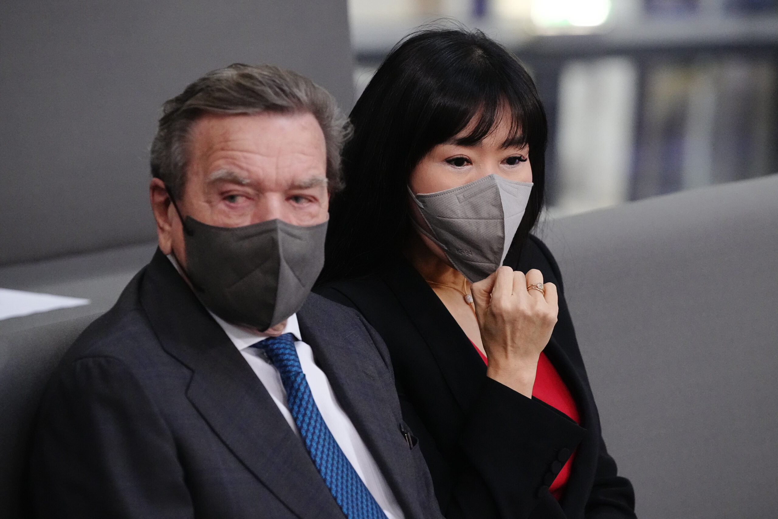 Gerhard Schröder und seine Frau Soyeon Schröder-Kim sind nach Moskau gereist, um mit Putin zu sprechen. Die Umstände sind mysteriös.