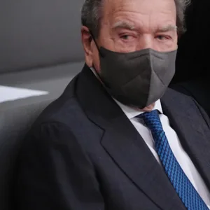Gerhard Schröder und seine Frau Soyeon Schröder-Kim sind nach Moskau gereist, um mit Putin zu sprechen. Die Umstände sind mysteriös.