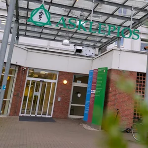 Die Asklepios-Klinik in Bad Oldesloe. Der Krankenhaus-Konzern hat medizinische Ausstattung auf den Weg in die Ukraine gebracht.