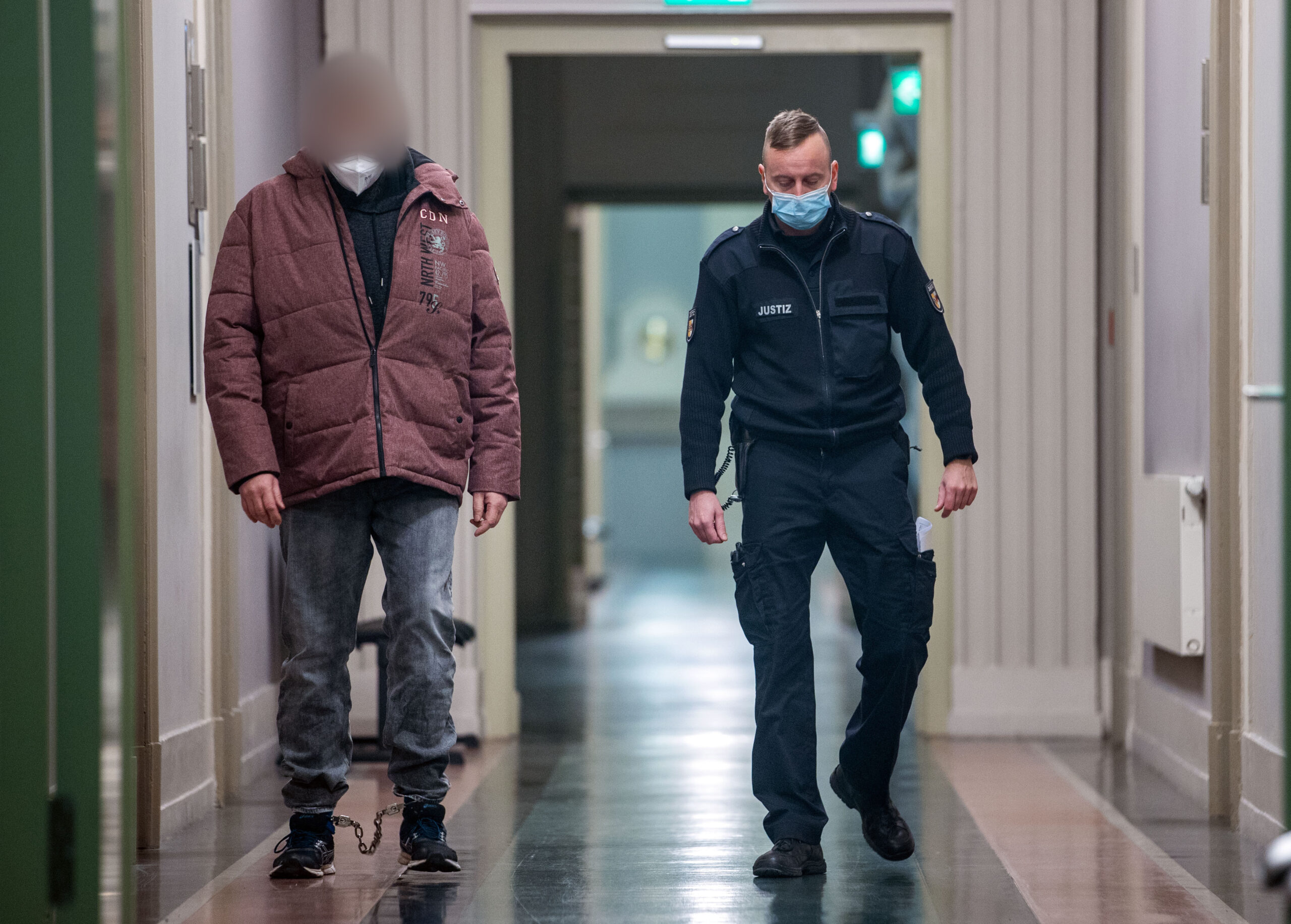 Mit einer Fußfessel wird der Angeklagte in den Verhandlungssaal im Landgericht geführt.