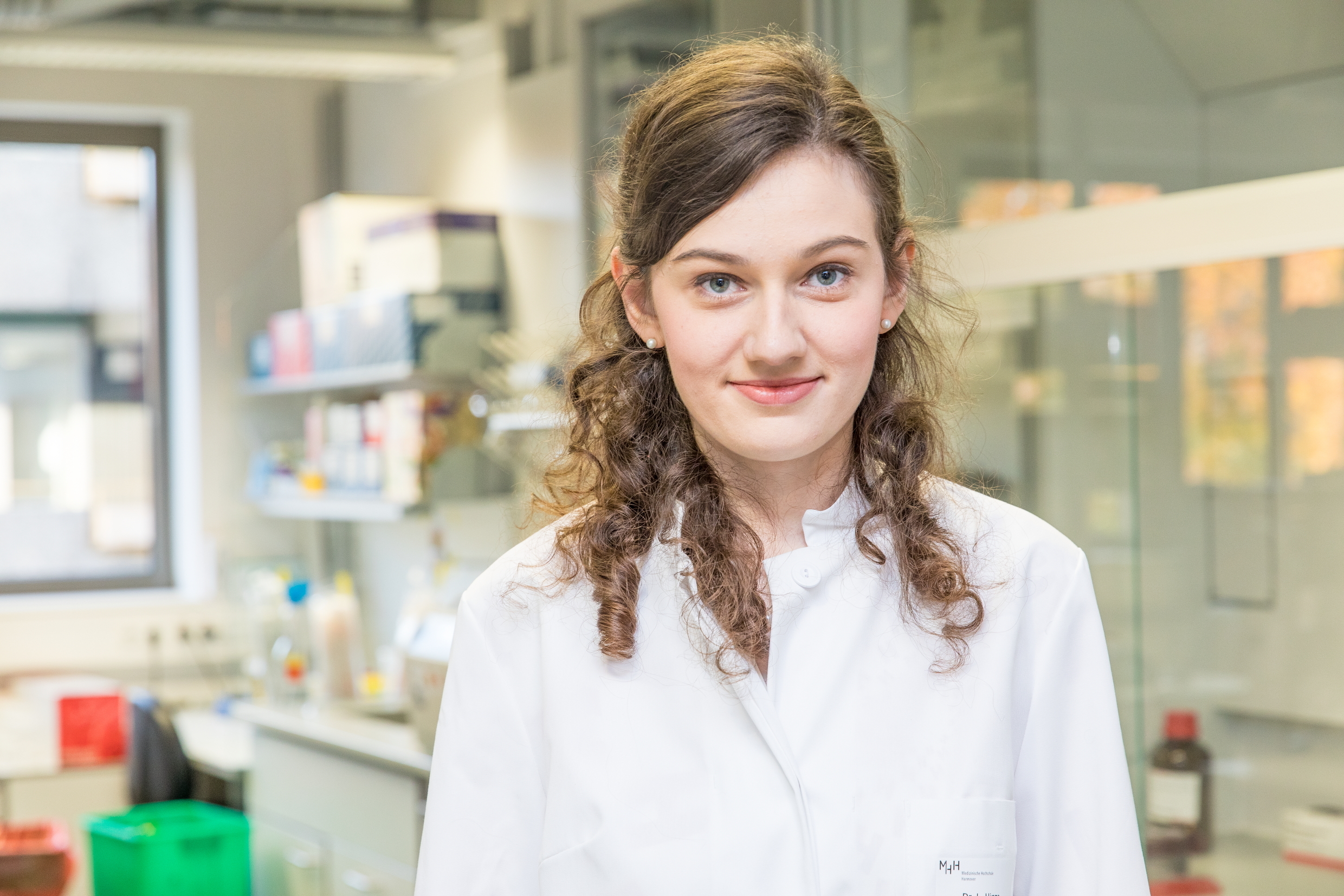Laura Hinze steht im Labor ihrer Arbeitsgruppe an der Medizinischen Hochschule Hannover (MHH).