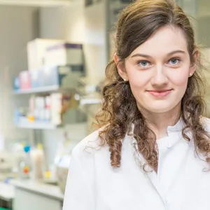 Laura Hinze steht im Labor ihrer Arbeitsgruppe an der Medizinischen Hochschule Hannover (MHH).