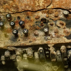 Eine „Enigma“-Chiffriermaschine in einem Wasserbad. Die Forschung an der in der Schlei und Ostsee geborgenen „Enigma“-Chiffriermaschinen wirft neue Fragen auf.