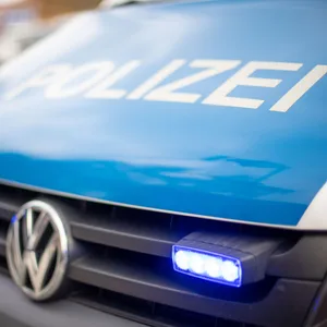 Ein Polizeiwagen mit Blaulicht.