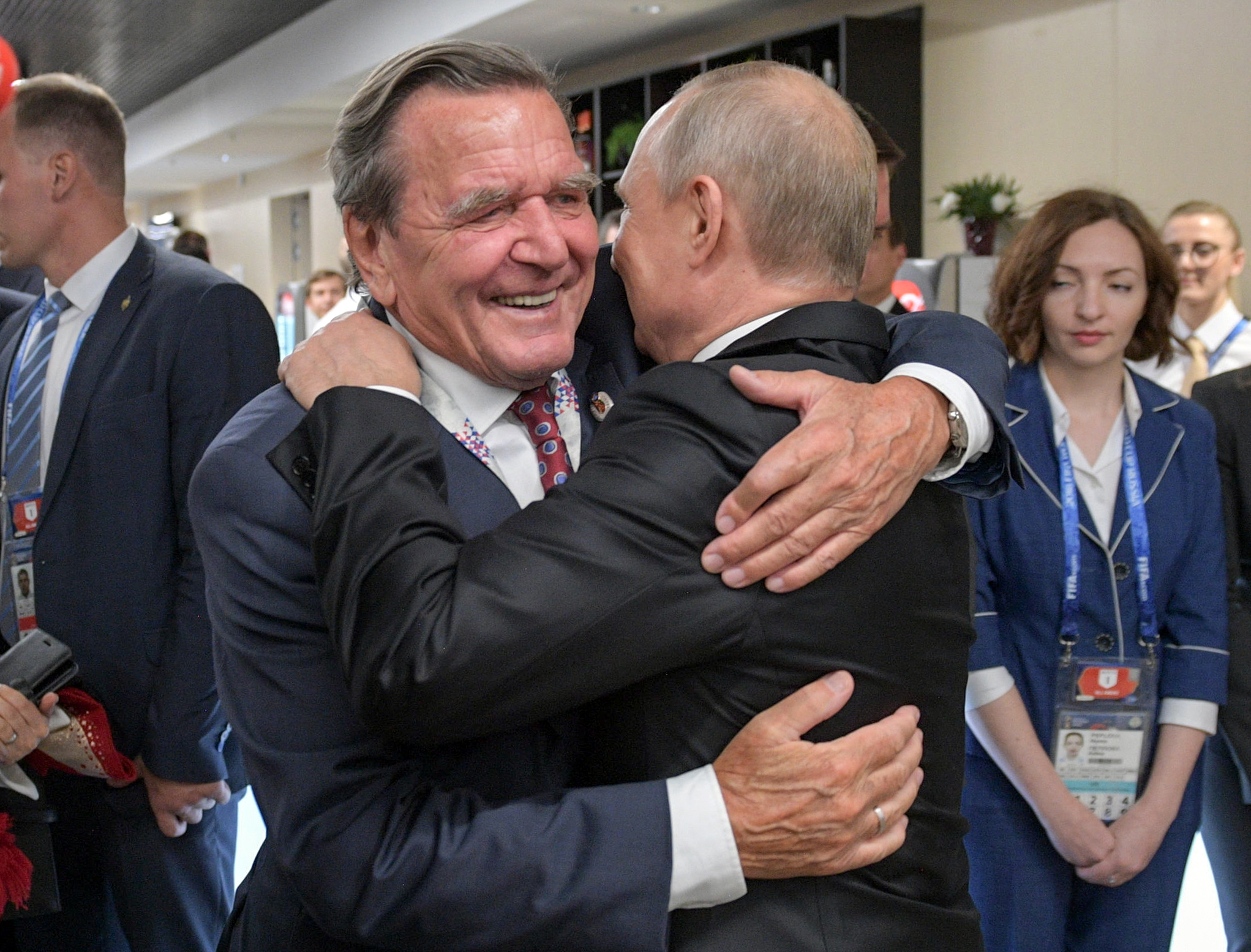 Gute Freunde: Gerhard Schröder (SPD, l.), ehemaliger Bundeskanzler, umarmt Wladimir Putin, Präsident von Russland.