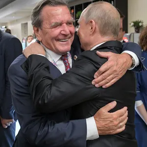 Gute Freunde: Gerhard Schröder (SPD, l.), ehemaliger Bundeskanzler, umarmt Wladimir Putin, Präsident von Russland.