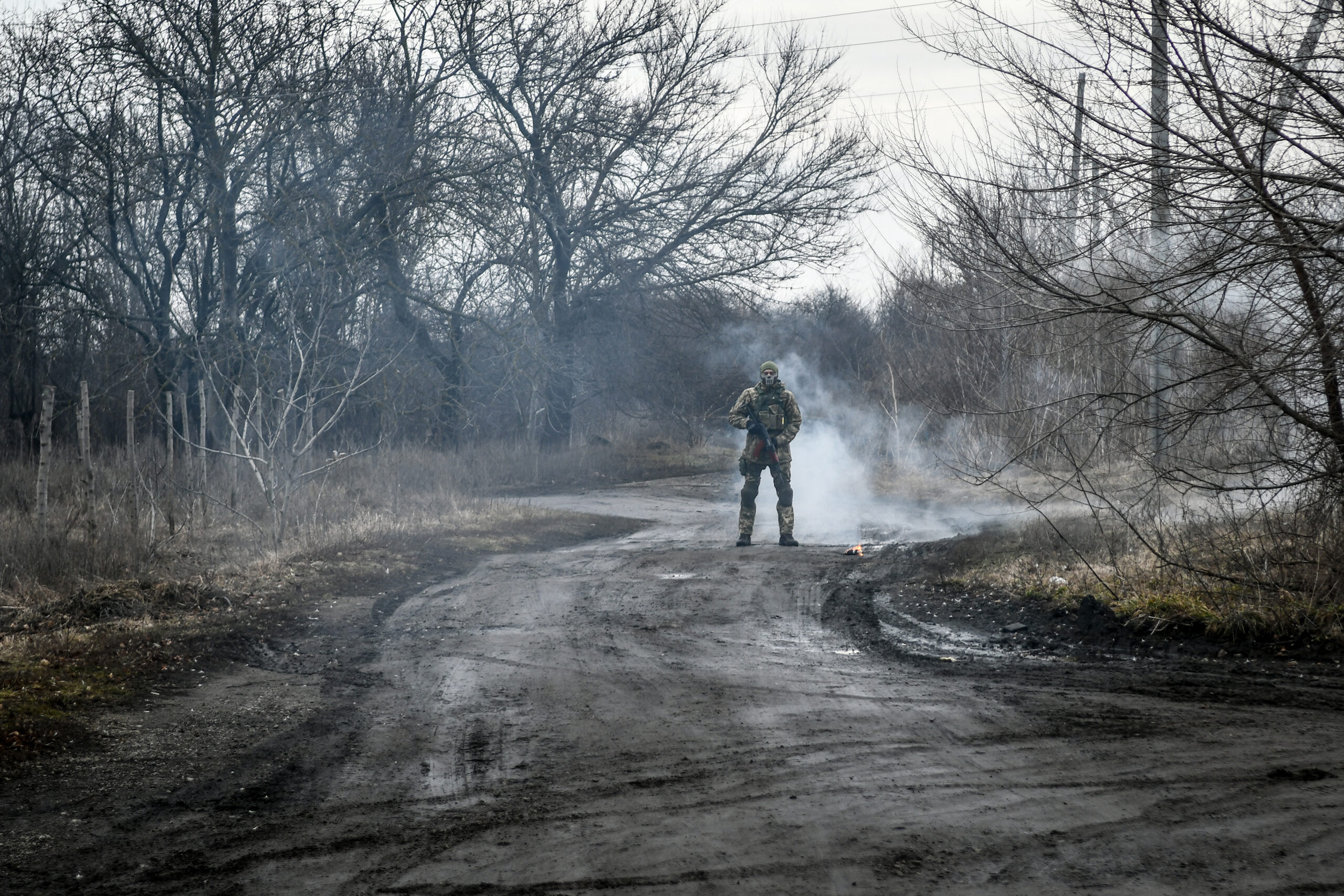 Ein ukrainischer Soldat nimmt kurz vor Kriegsausbruch an einer Militär-Übung nahe Saporischschja teil (Archivbild).