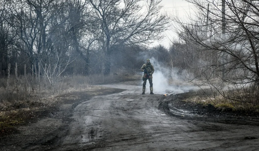 Ein ukrainischer Soldat nimmt kurz vor Kriegsausbruch an einer Militär-Übung nahe Saporischschja teil (Archivbild).