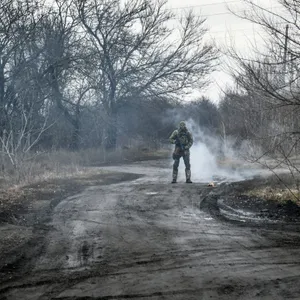 Ein ukrainischer Soldat nimmt kurz vor Kriegsausbruch an einer Militär-Übung nahe Saporischschja teil (Archivbild).